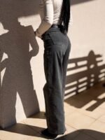 Platėjantys džinsai su elastanu.