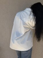 Balti marškiniai juodomis sagutėmis - Image 3