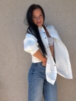 Balti marškiniai juodomis sagutėmis - Image 2