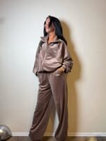 Veliūrinis VE Label kostiumas - Image 3