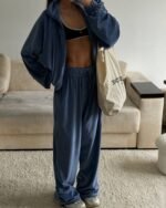 Veliūrinis kostiumas - Image 2