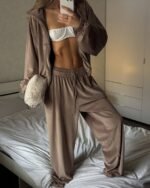 Veliūrinis kostiumas